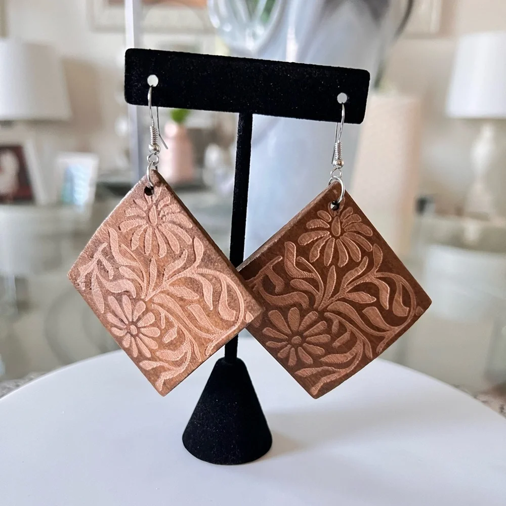 Afrocentric Women Wooden Flowers Shaped Wood Dangle Clip On Earrings - Picture 1 of 6